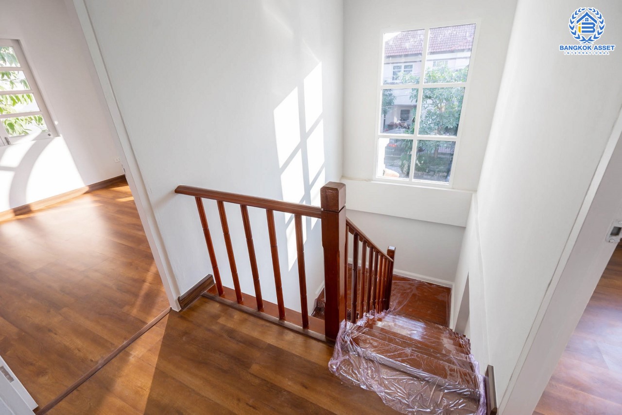 บ้านมือสองตกแต่งใหม่ ม.ลลิลอินเดอะพาร์ค บางใหญ่-กาญจนาฯ พร้อมอยู่ตอบโจทย์ทุกฟังก์ชั่น เนื้อที่ 50.6 ตร.ว. ฟังก์ชั่น 4 ห้องนอน 1 ห้องอเนกประสงค์ชั้นล่าง 2 ห้องน้ำ 2 ที่จอดรถพร้อมพื้นที่สนามหญ้าด้านข้าง บนทำเลเดินทางสะดวก ใกล้เซ็นทรัลเวสต์เกต ทางด่วน "กาญจนาภิเษก และเพียง 5 นาทีถึงรถไฟฟ้าสายสีม่วง "สถานีตลาดบางใหญ่"